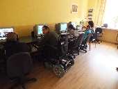 uczestnicy podczas pracy przed komputerem