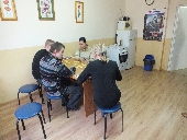 uczestnicy podczas układania puzzli